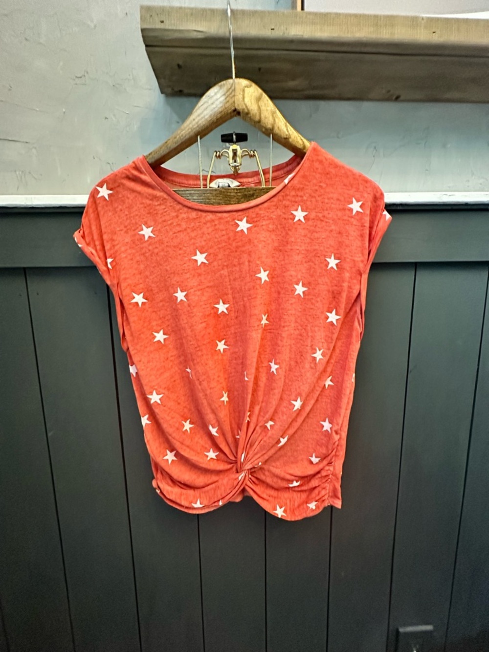 Lucky‎ Brand Coral Red White Star Print Twist Hem Top Size Small Patriotic Tee